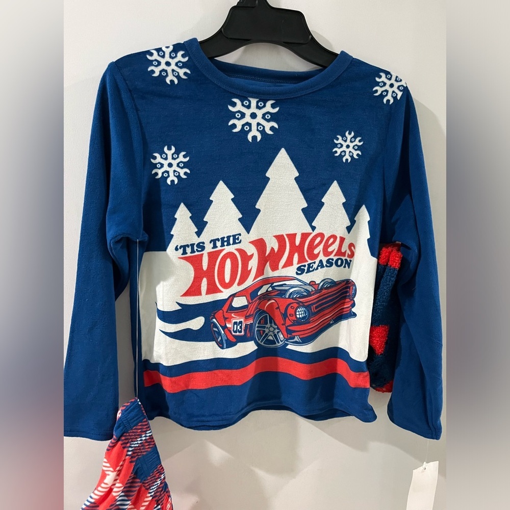 Hot Wheels 3 piece pajamas set, boy’s size 8, new!